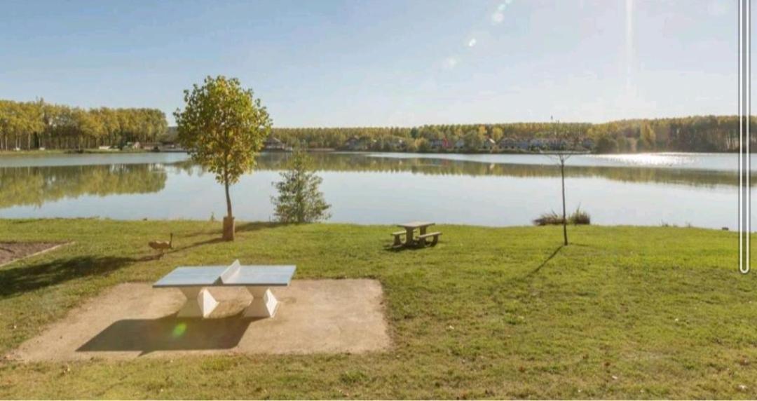 Appartement Au Calme Face Au Lac Marciac Bagian luar foto